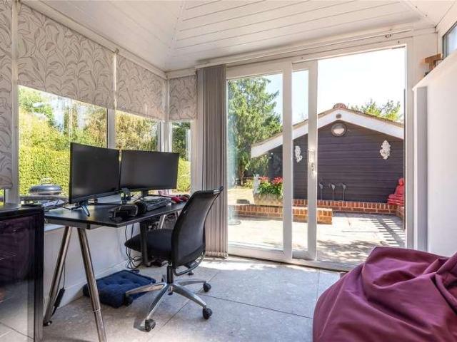 House for sale in Leigh, Pachesham Park