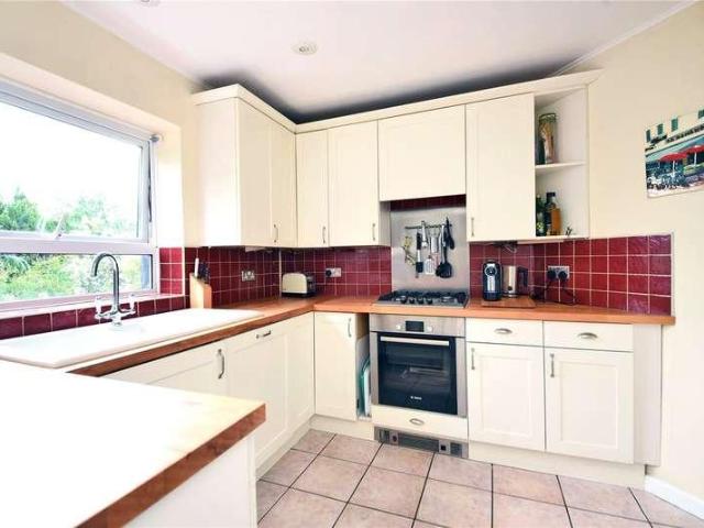 House for sale in Woodmansterne, Red Hill