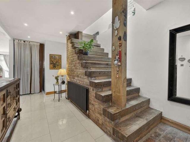 House for sale in Golders Green, Greater London