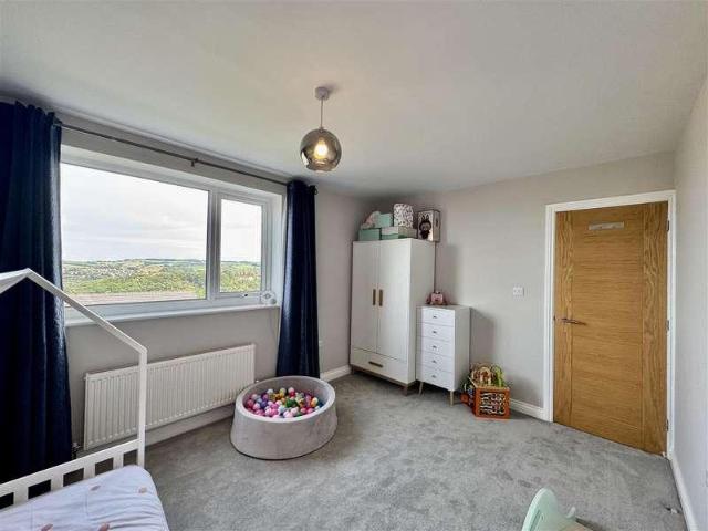 House for sale in Almondbury, West Yorkshire