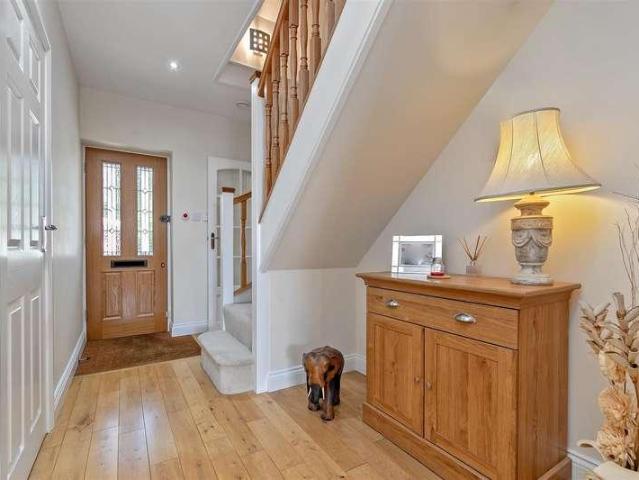 House for sale in How Wood, Five Acres