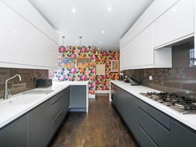 House for sale in London Borough of Lewisham, Bell Green