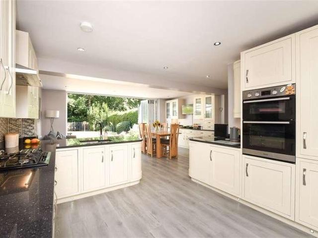 House for sale in Caterham on the Hill, Hillview