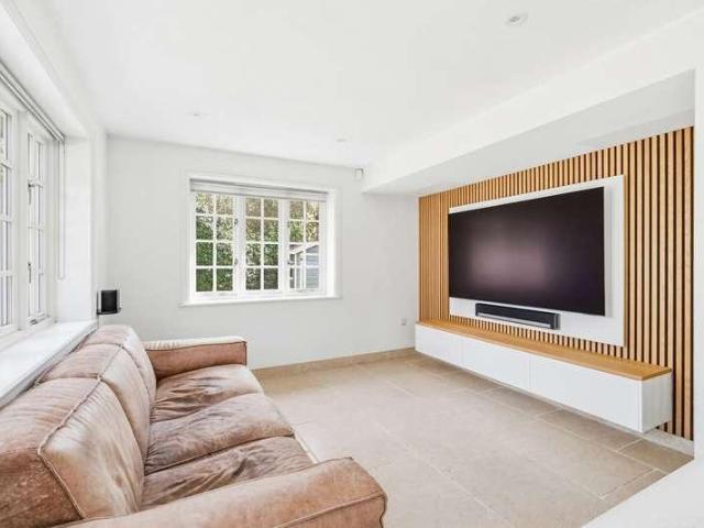 House for sale in Nutfield, Hillview