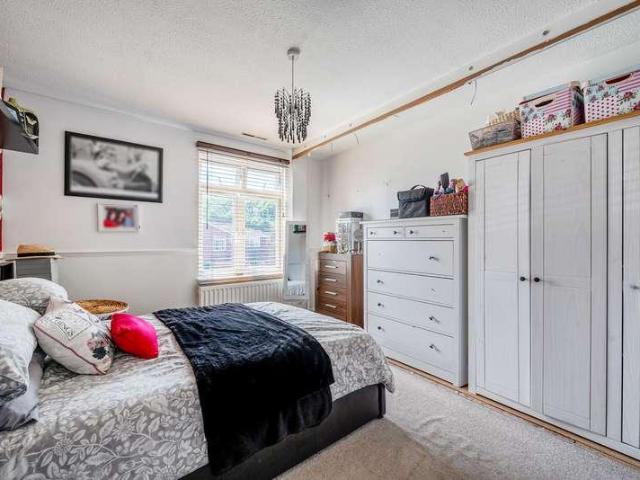 House for sale in Goldsworth Park, Woking