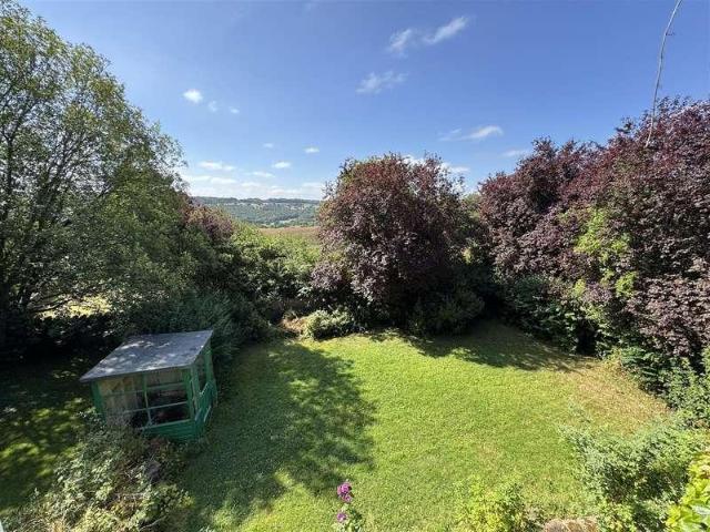 House for sale in Almondbury, West Yorkshire