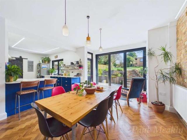 House for sale in London Borough of Croydon, Sanderstead