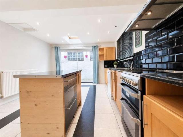 House for sale in Highfield, Pouchen End