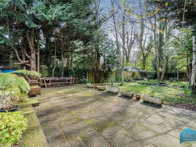 House for sale in West Finchley, Greater London