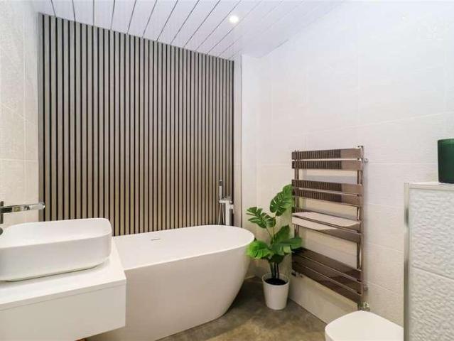 House for sale in Belle Isle, West Yorkshire