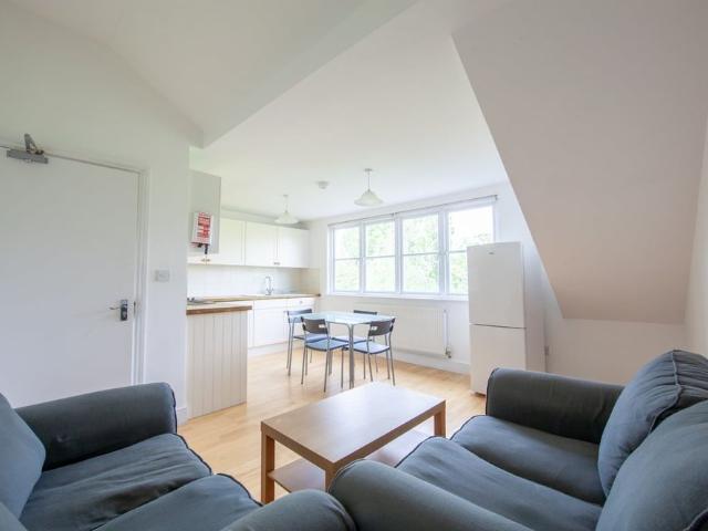 House for rent in Queen's Park, Greater London