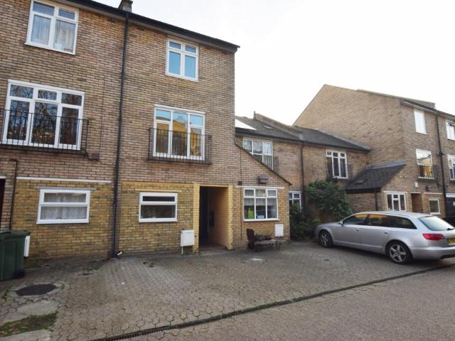 Terraced House for rent in Camberwell, Oval
