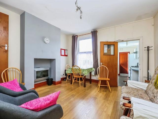 Room for rent in Lenton Abbey, Haddon