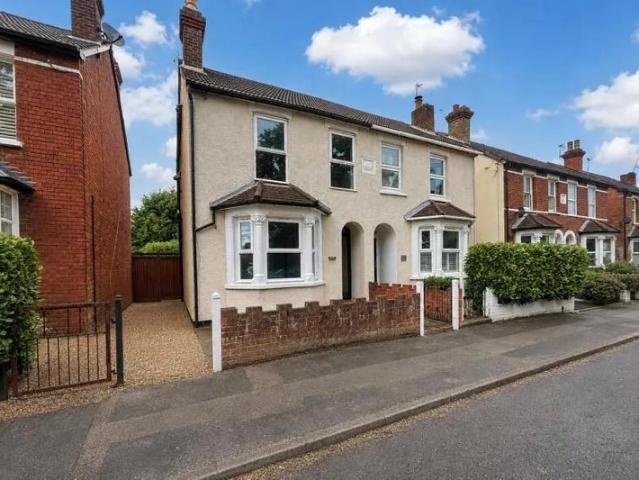 House for rent in Row Town, Surrey