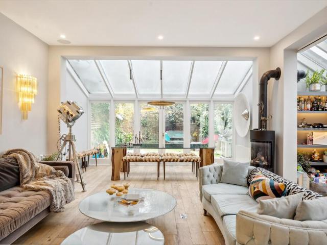 Semi Detached House for rent in Kensington, North Kensington