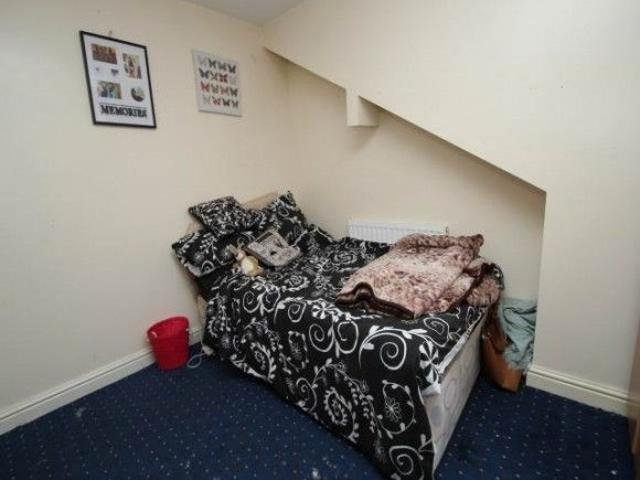 Room for rent in Hyde Park, West Yorkshire