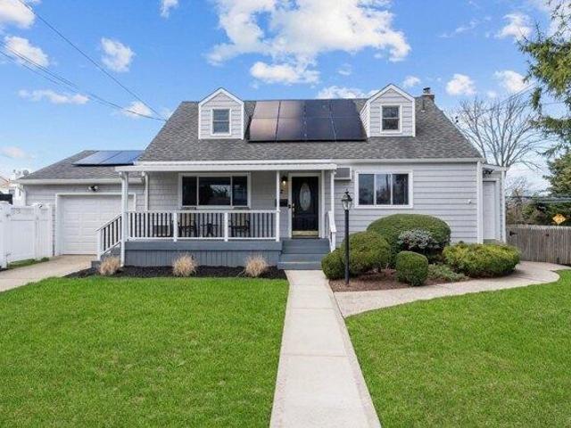 House for sale in Albertson