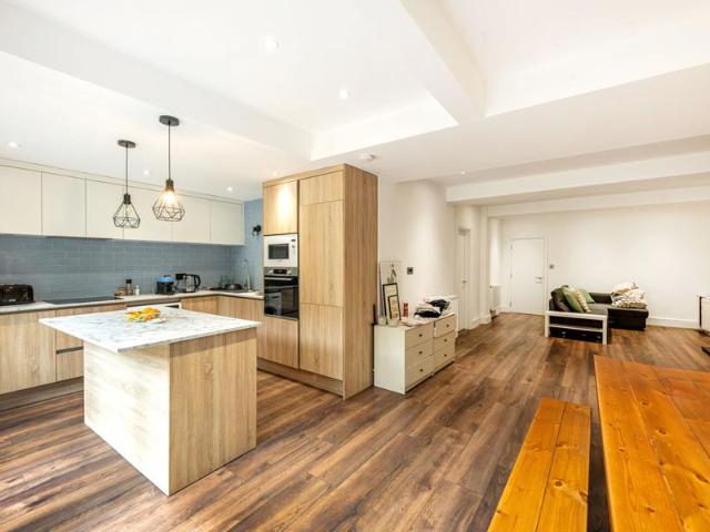 Apartment for sale in Cat Hill, England