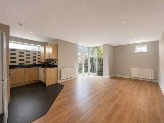 Apartment for sale in Cricklewood, Greater London