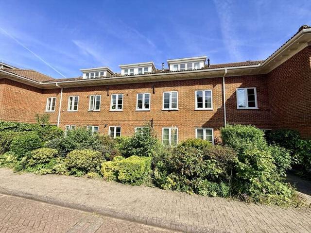 Apartment for sale in Acol, Kent