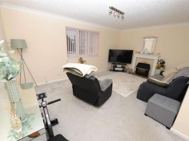 Apartment for sale in Greengates, West Yorkshire