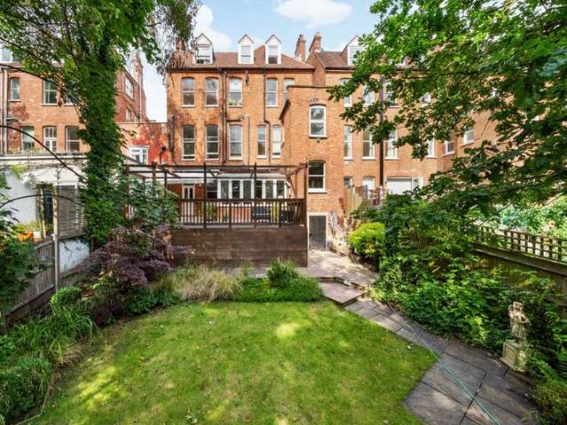 Apartment for sale in West Hampstead, Greater London
