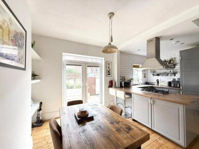 Apartment for rent in Cat Hill, England