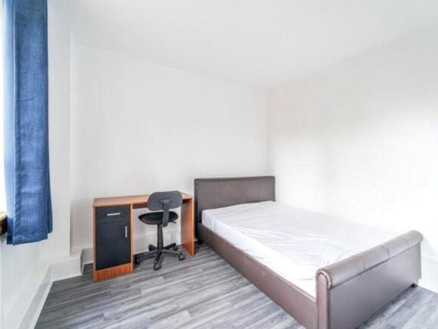 Apartment for rent in Cat Hill, England