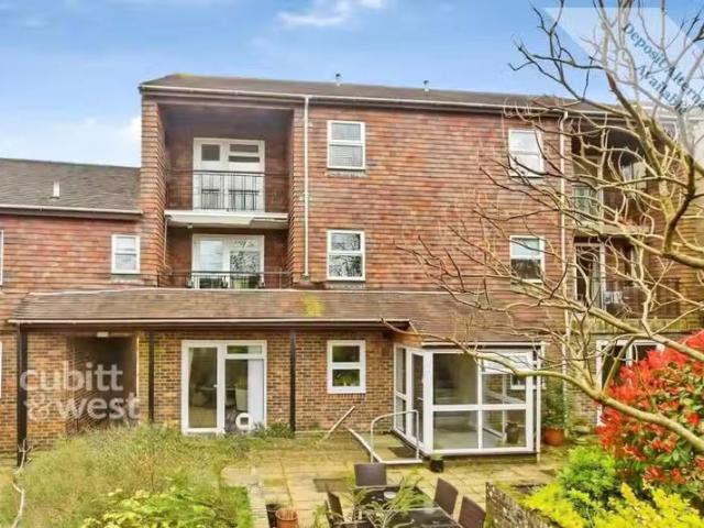 Apartment for rent in Perryfields, West Sussex