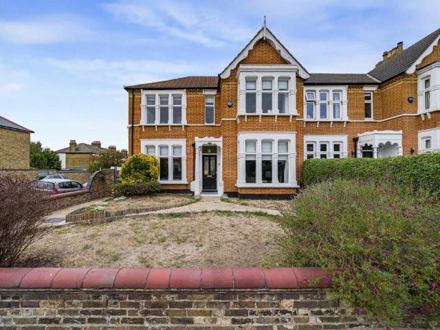 Flat for sale in Eltham Park, Greater London
