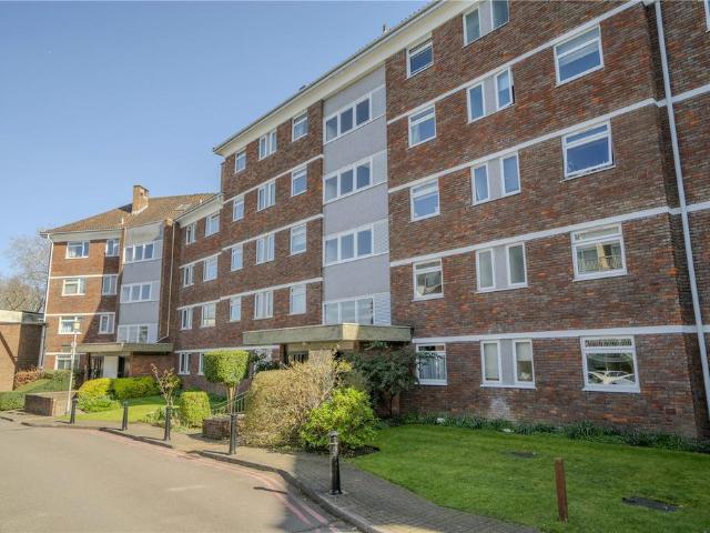 Flat for sale in North Sheen, Greater London