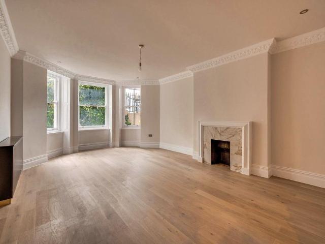 Flat for sale in Earl's Court, Greater London