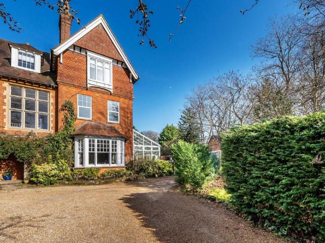 Flat for sale in Oxted, Hillview