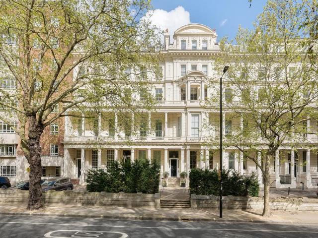 Flat for sale in Bayswater, Greater London