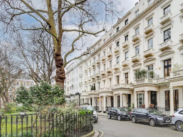Flat for sale in Bayswater, Greater London
