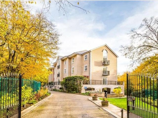 Flat for sale in Woodford Bridge, Greater London