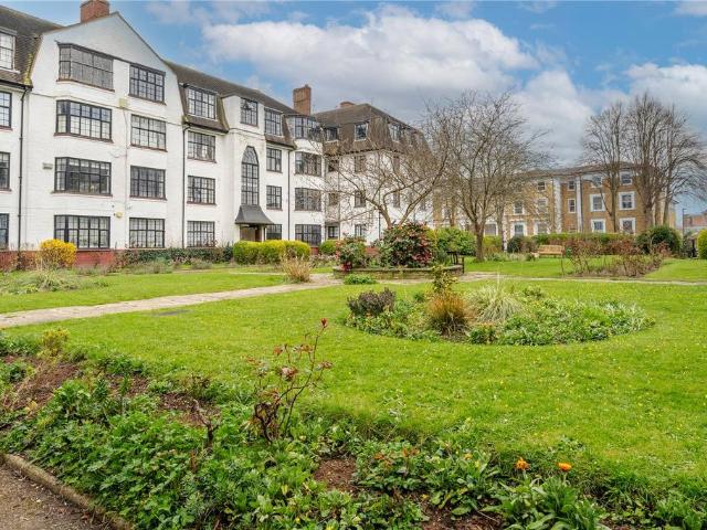 Flat for sale in Streatham, Greater London