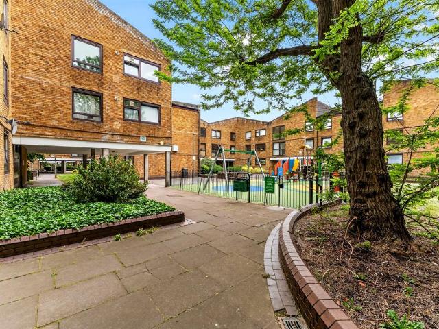 Flat for sale in Summerstown, Greater London
