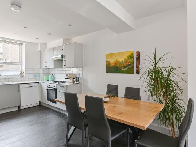 Flat for sale in Streatham Hill, Greater London