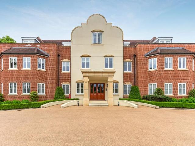 Flat for sale in Sunningdale, Windsor and Maidenhead