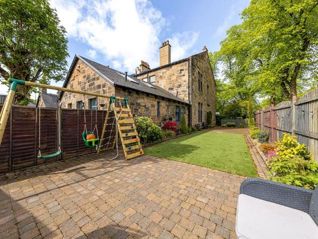 Flat for sale in Broomhill, Scotland