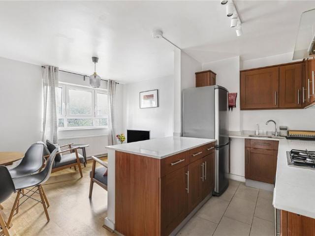 Flat for sale in Fulham, Walham Green