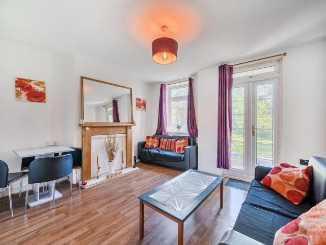 Flat for sale in Peckham, Greater London