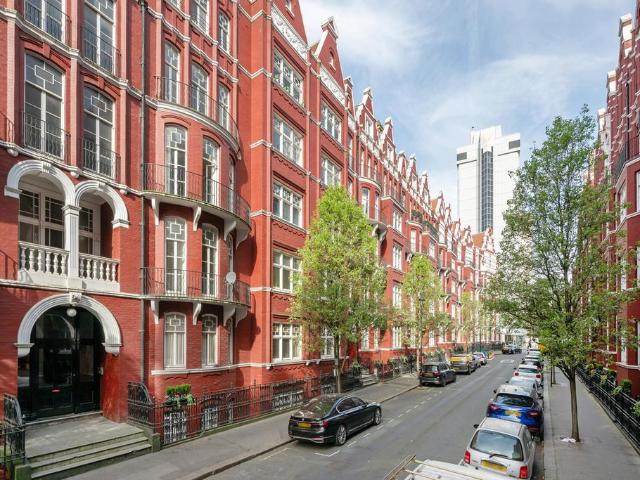 Flat for sale in Paddington, Greater London