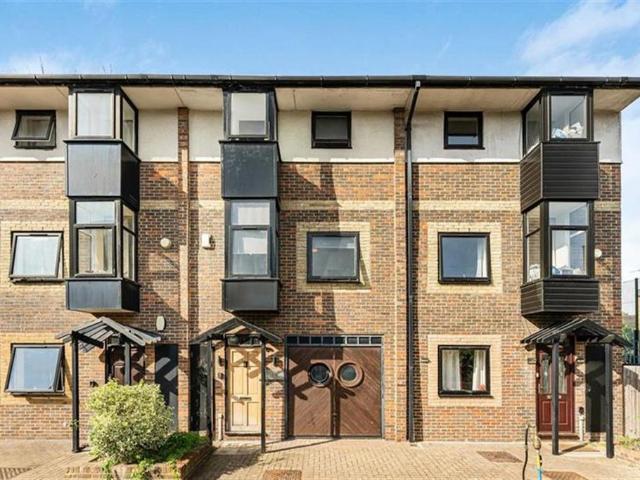 Flat for sale in Isle Of Dogs, Greater London
