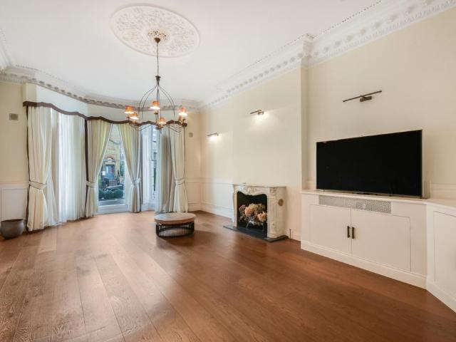 Flat for sale in South Kensington, Greater London