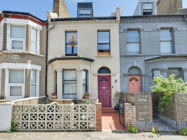 Flat for sale in London Borough of Lewisham, Greater London