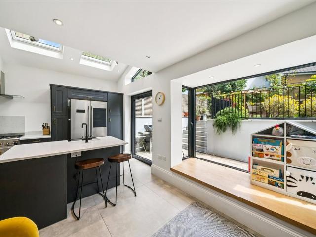 Flat for sale in London Borough of Wandsworth, Greater London