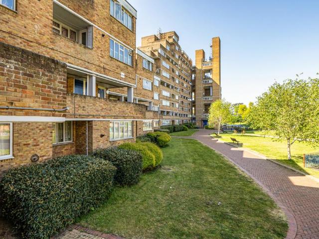 Flat for sale in East Dulwich, Greater London