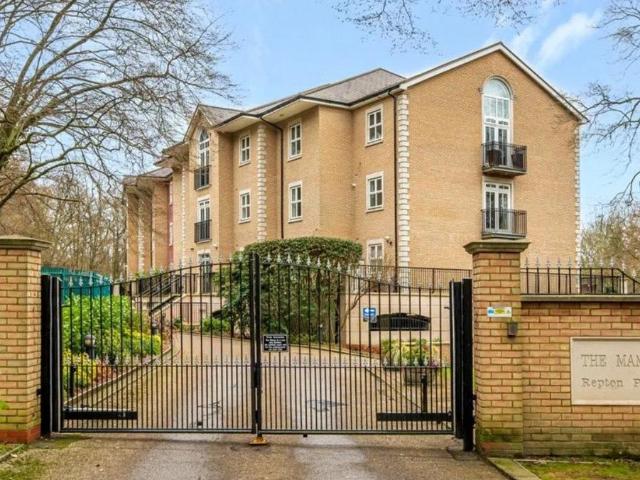 Flat for sale in Woodford Bridge, Greater London